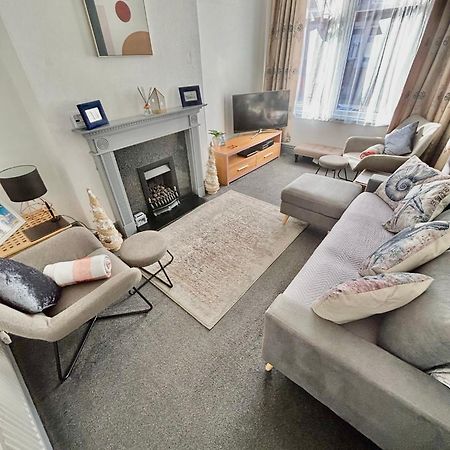 Entire Holiday Home In Blackpool With Free Parking And A Private Patio Garden Exteriér fotografie