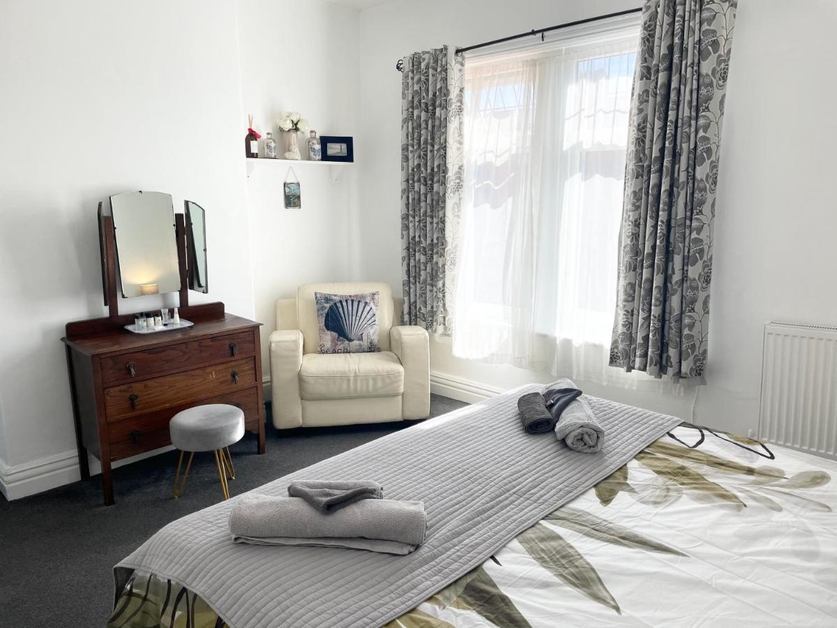 Entire Holiday Home In Blackpool With Free Parking And A Private Patio Garden Exteriér fotografie