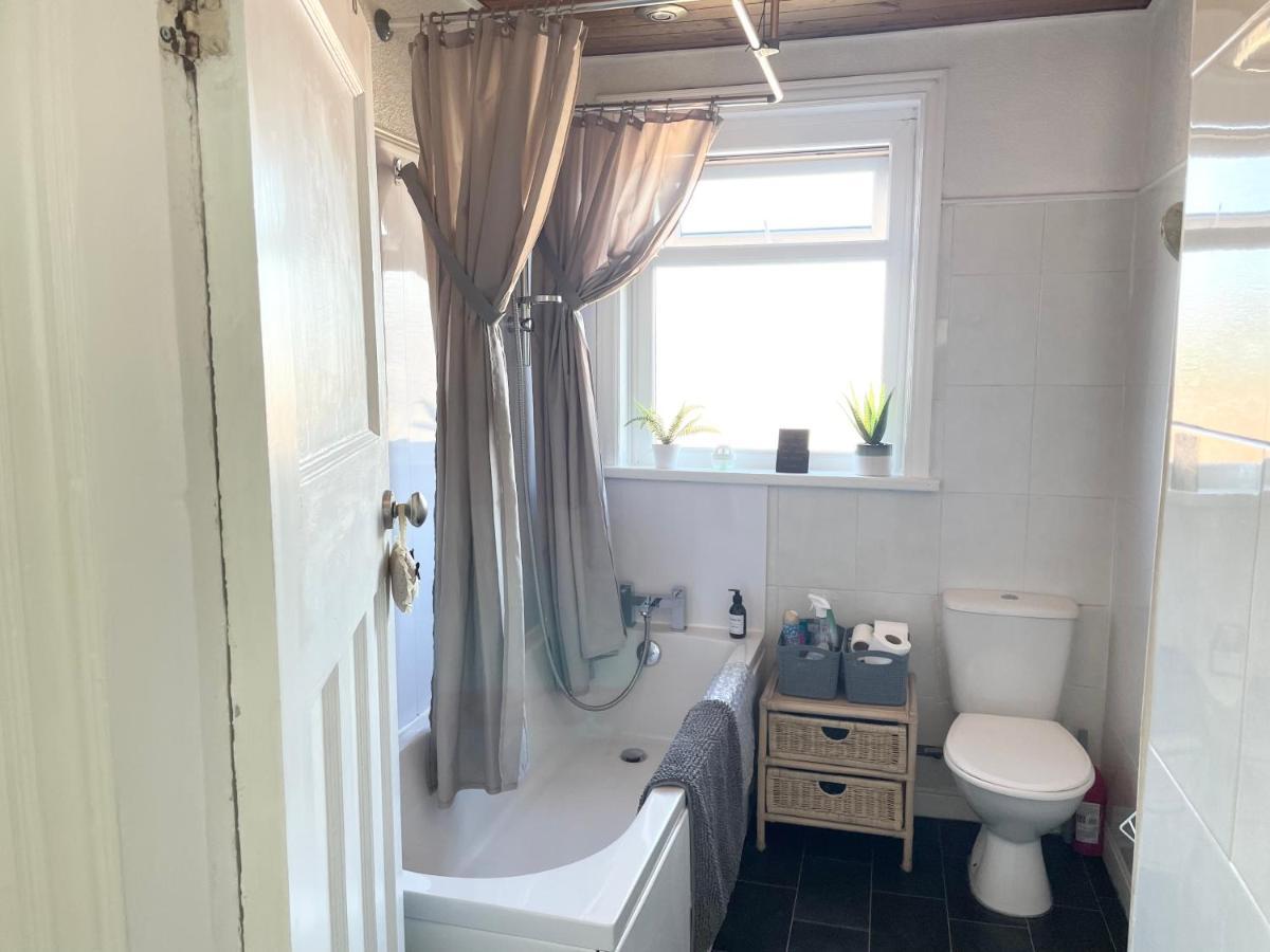 Entire Holiday Home In Blackpool With Free Parking And A Private Patio Garden Exteriér fotografie
