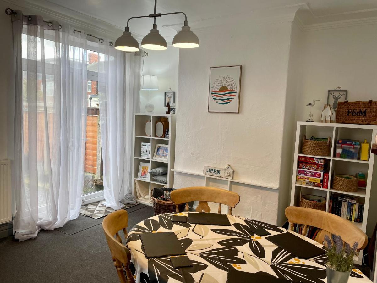 Entire Holiday Home In Blackpool With Free Parking And A Private Patio Garden Exteriér fotografie