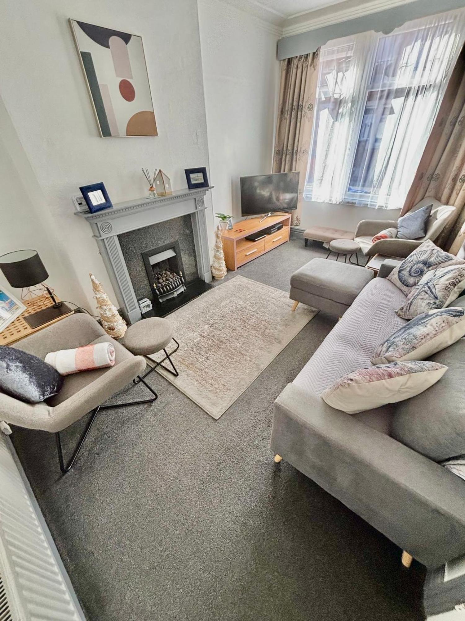 Entire Holiday Home In Blackpool With Free Parking And A Private Patio Garden Exteriér fotografie